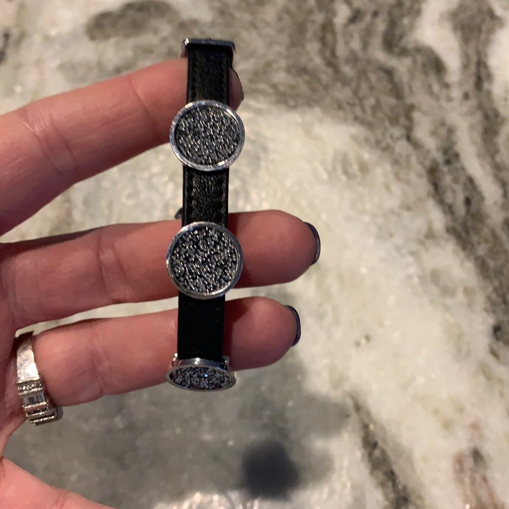 Beautiful black & silver leather bracelet ☺️🍾❤️
